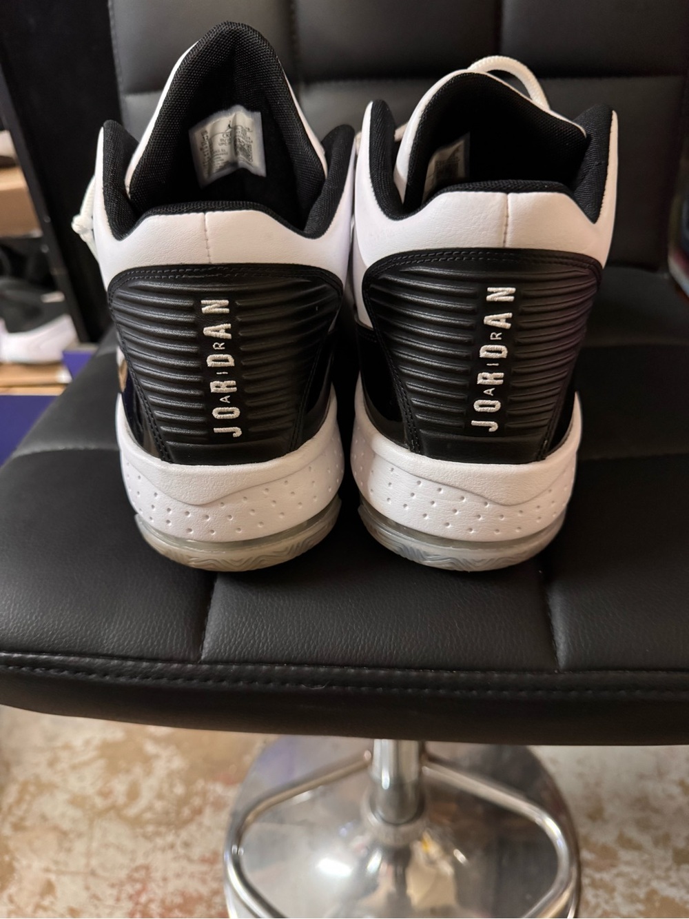 Air Jordan max aura2 - White/Black with Red Jumpman - Picture 3 of 5